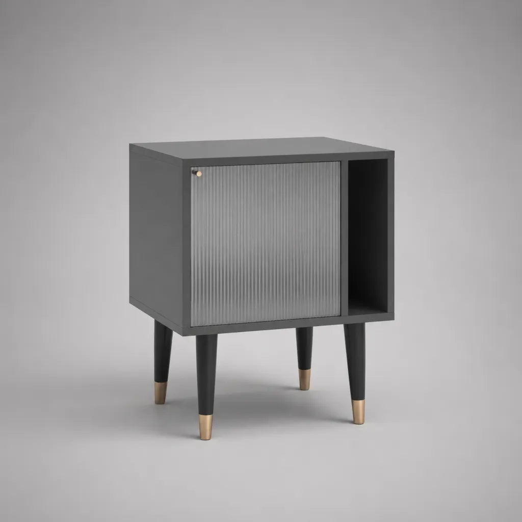 Comodino in MDF grigio antracite con anta in vetro scanalato e vano aperto, 52 × 35 × 65 cm