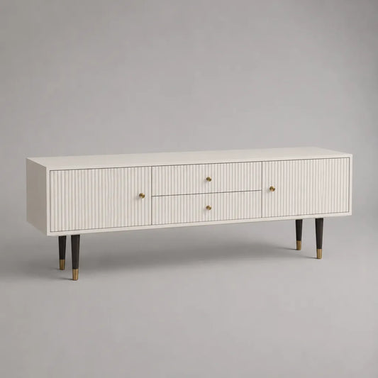 Mobile TV bianco in MDF scanalato con 2 ante, 2 cassetti, gambe nere e dettagli color ottone, 160 x 40 x 65 cm
