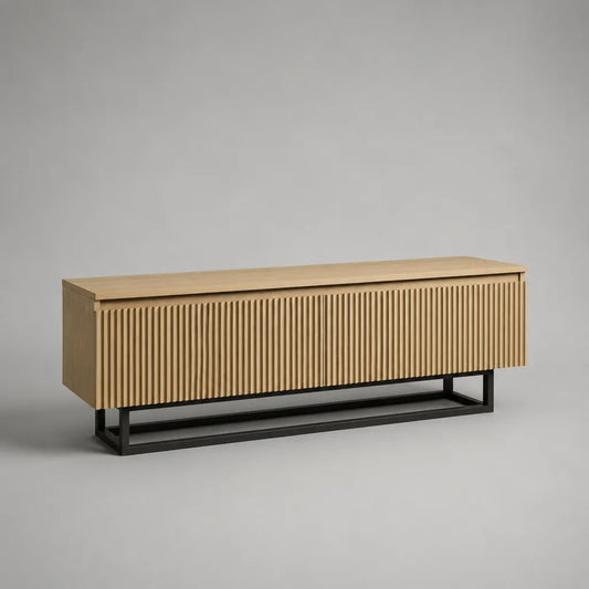 Mobile TV basso in MDF impiallacciato rovere con frontale scanalato e base in acciaio nero, 160 x 40 x 60 cm