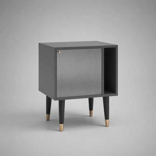 Comodino in MDF grigio antracite con anta in vetro scanalato e vano aperto, 52 × 35 × 65 cm